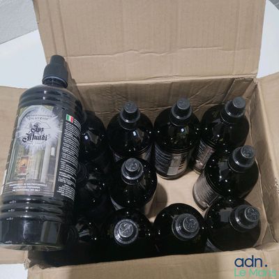 une boîte en carton contenant des bouteilles d'eau et une bouteille de liquide
