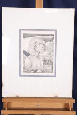 portrait d'une jeune fille posé sur un chevalet, avec un dessin au crayon représentant une jeune fille
