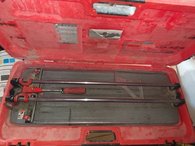 une boîte à outils rouge avec des outils à l'intérieur