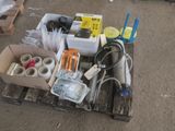 une palette sur laquelle sont empilées tout un tas de fournitures