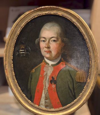 portrait d'un homme en uniforme militaire dans un cadre doré