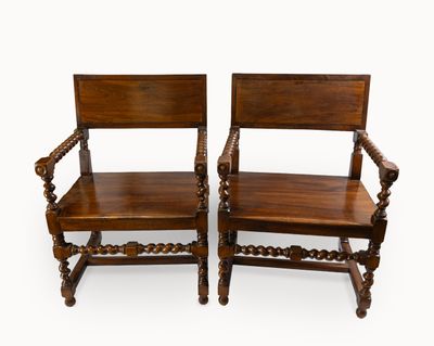 paire de chaises anciennes en bois avec accoudoirs et dossiers tournés