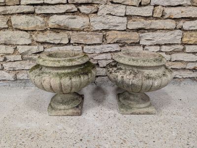 PAIRE de VASES de parc à godrons en pierre reconstituée reposant sur u - Photo 1