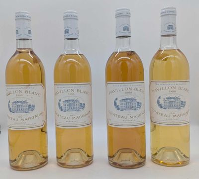 trois bouteilles de vin blanc sont alignées sur une table
