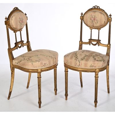 paire de chaises dorées avec des assises rembourrées à motifs floraux