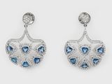 une paire de boucles d'oreilles en saphir et diamant