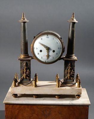 PENDULE portique en marbre et bronze doré formée de deux col…