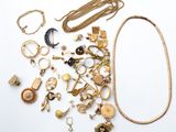 beaucoup de bijoux en or sur une surface blanche