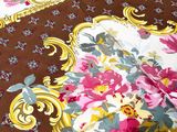 plusieurs morceaux de tissu sont disposés sur une table