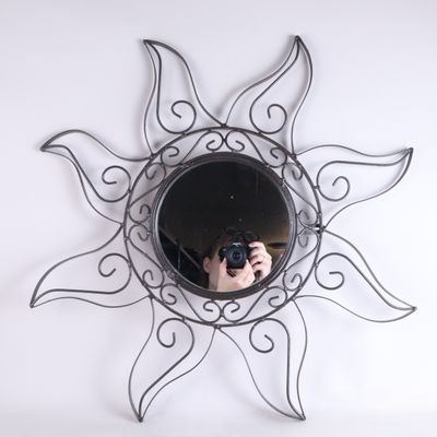 un homme se prenant en photo dans le miroir