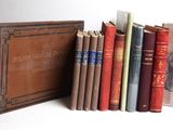plusieurs livres sont alignés sur une surface blanche