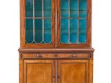 une armoire ancienne en bois avec des portes vitrées et des tiroirs