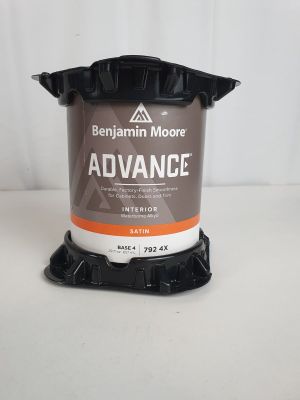 un gros plan sur un seau de peinture posé sur une table