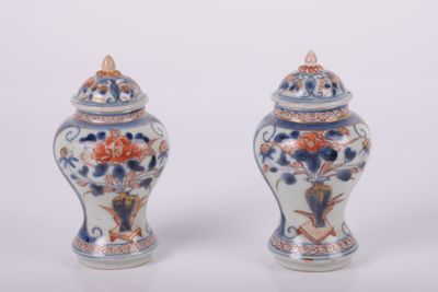 deux vases bleus et blancs placés l'un à côté de l'autre