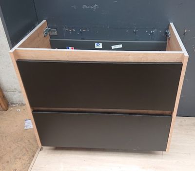 une photo d'une commode noire et marron dans une pièce