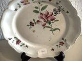 une assiette blanche avec un motif floral