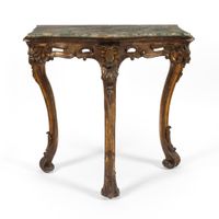 Console en bois doré et sculpté de coquilles, volutes et feu…