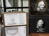 plusieurs boîtes de café posées sur une table en bois