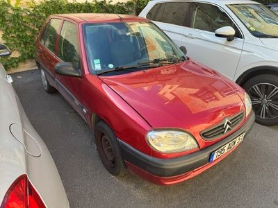 une voiture rouge garée à côté d'une voiture blanche sur un parking
