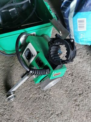 a green machine that is sitting on the ground