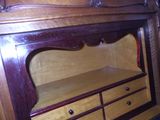 une armoire en bois munie de tiroirs et d'un miroir à l'intérieur