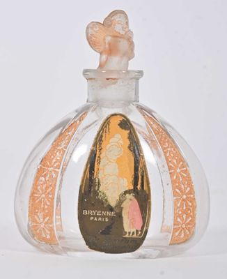 une petite bouteille en verre dans laquelle se trouve l'image d'une femme
