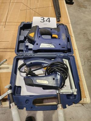 une boîte à outils bleue avec des outils sur une table