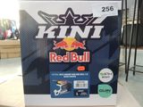 une boîte sur laquelle est collé un autocollant Red Bull, posée sur une table