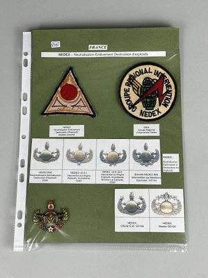 tout un tas d'insignes militaires différents sur une feuille de papier