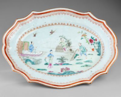 une image représentant une assiette sur laquelle est peinte une scène représentant des personnes