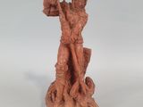 l'image d'une statue d'un homme tenant une épée