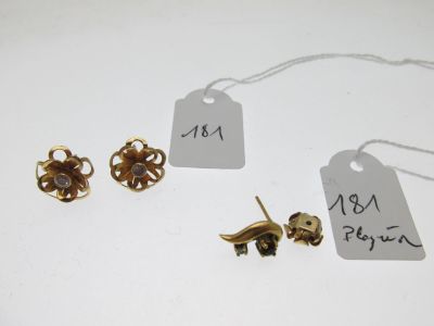 deux paires de boucles d'oreilles et un collier avec une étiquette de prix