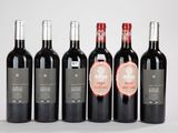 six bouteilles de vin rouge alignées