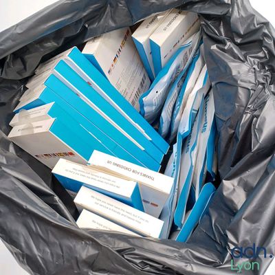 un sac noir rempli de livres bleus et blancs