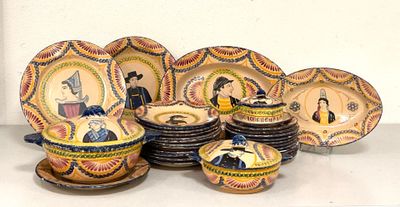 plusieurs assiettes et bols posés sur une table