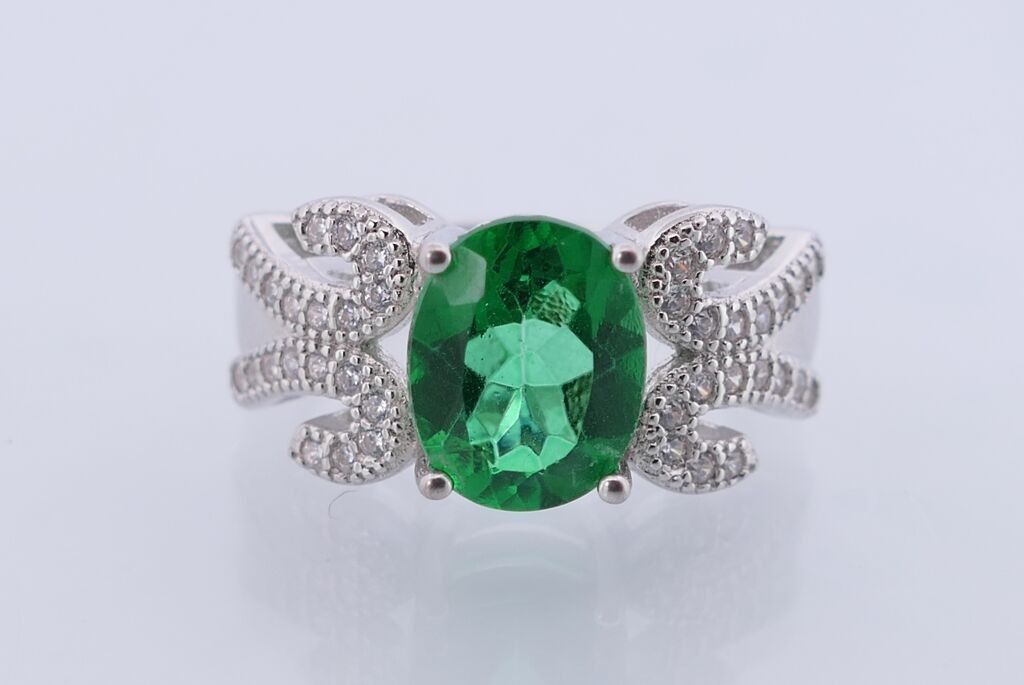 Bague en argent, sertie d'une topaze verte et de pierres blanches.TDD:8 PB:5gr.