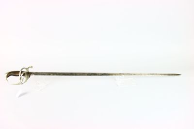 une vieille épée en argent posée sur une surface blanche, sur fond blanc