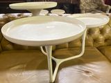 deux tables posées sur un canapé