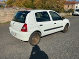 une petite voiture blanche garée sur le bord de la route