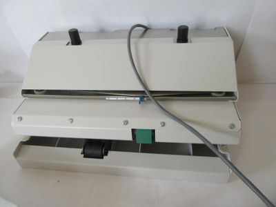 une machine posée sur une surface blanche