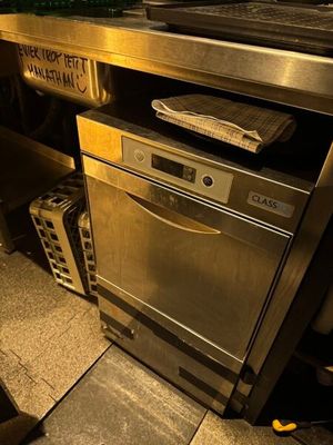 un lave-vaisselle situé dans une cuisine, à côté d'une cuisinière