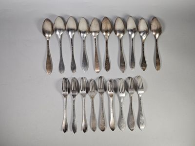 beaucoup de cuillères et de fourchettes en argent sur la table