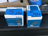 trois cartons à l'arrière d'un camion, avec un tuyau