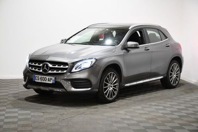 La Mercedes GLE est garée sur un sol à damier