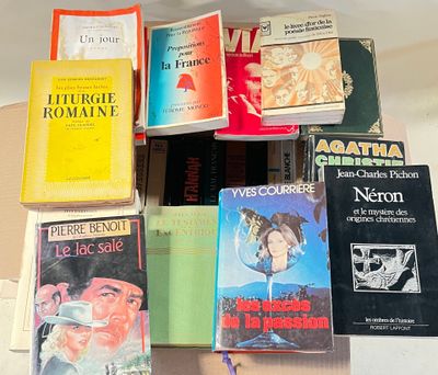un grand nombre de livres posés sur une table