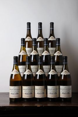 le nombre de bouteilles de vin posées sur une table