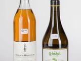 deux bouteilles de vin posées l'une à côté de l'autre sur une surface blanche