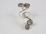 un gros plan d'une bague en argent sertie de deux pierres grises