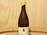 une bouteille de vin posée sur un tonneau