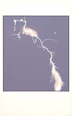 une photo d'une photo représentant un éclair dans le ciel